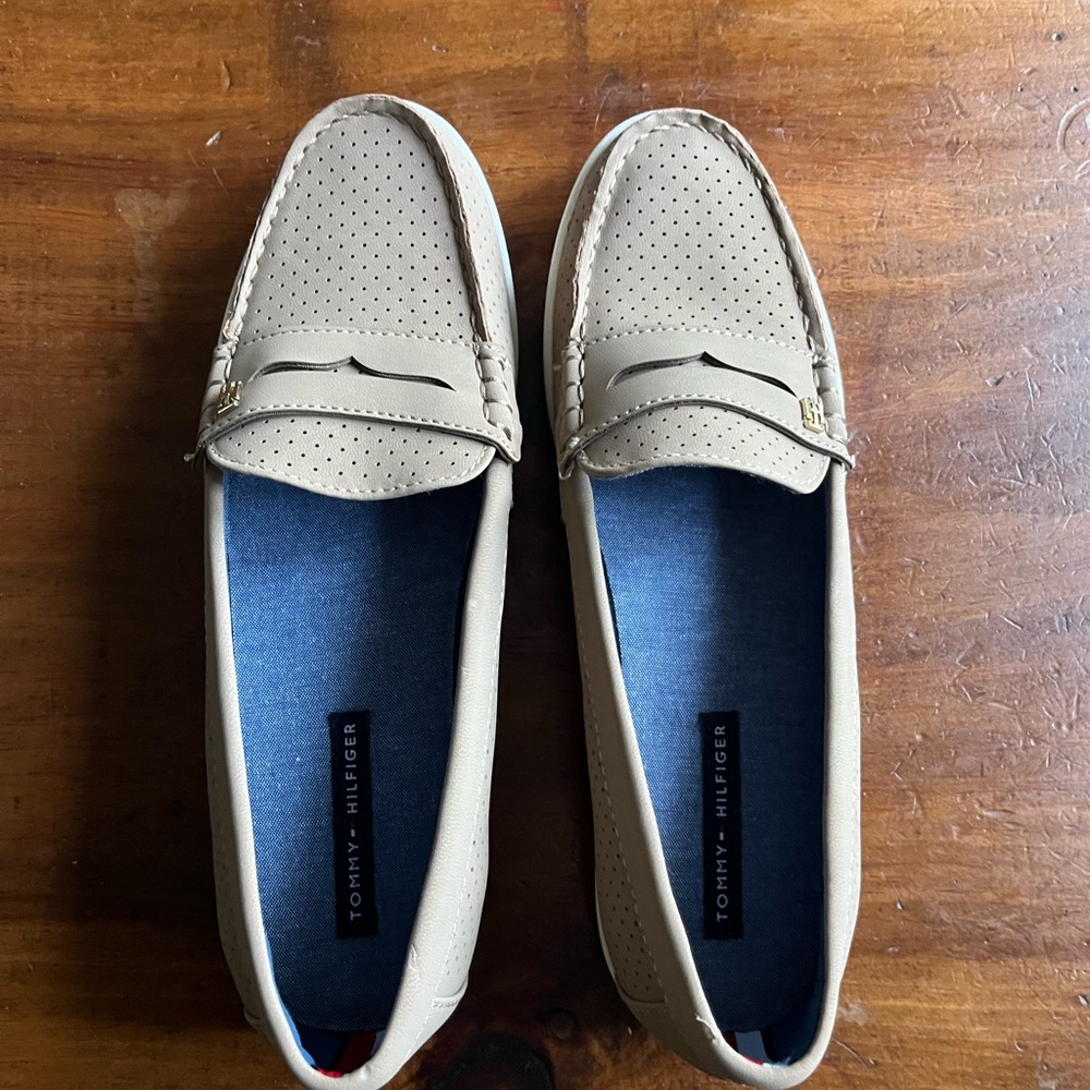 WOMENS SIZE 8.5 TOMMY HILFIGER LOAFERS